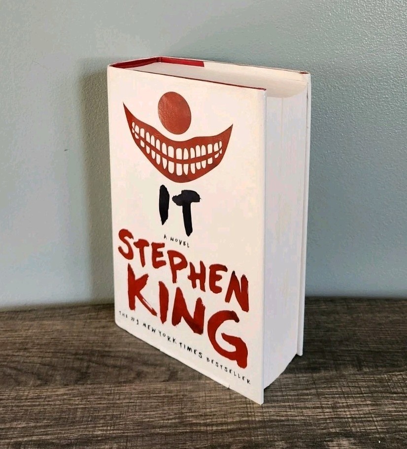 IT by Stephen King Hardcover Book 2017 Scribner Edition Will Staehle Cover Art