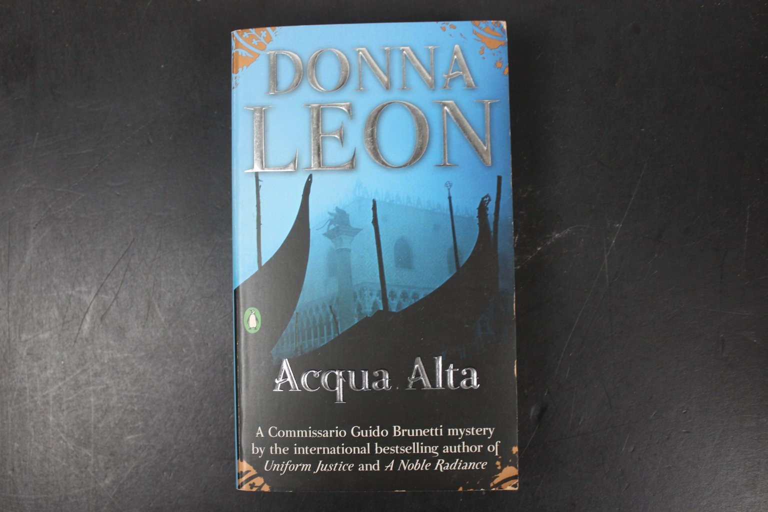 Acqua Alta Donna Leon 2004 Mystery Thriller Commissario Brunetti Penguin PV ~ VG
