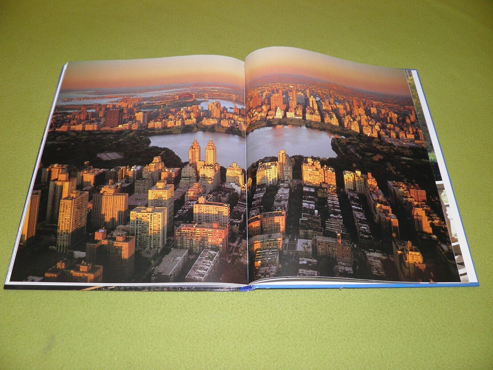 New York – Beautiful Photographs – 136 Pages 1997 USA Book Hardcover Twin Towers