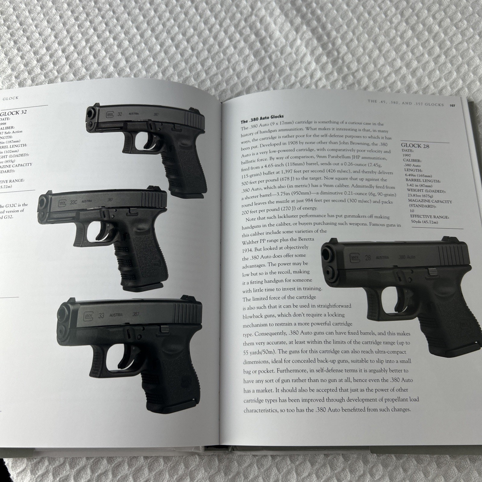 GLOCK: THE WORLD’S HANDGUN (COLLECTOR’S GUIDES) By Chris Mcnab [EN08]