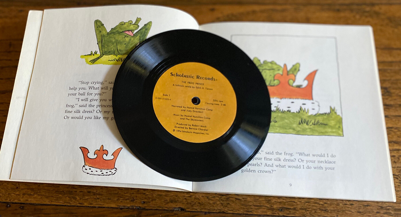 1974 Scholastic THE FROG PRINCE 7″ record/book. Both very Good condition. Photos