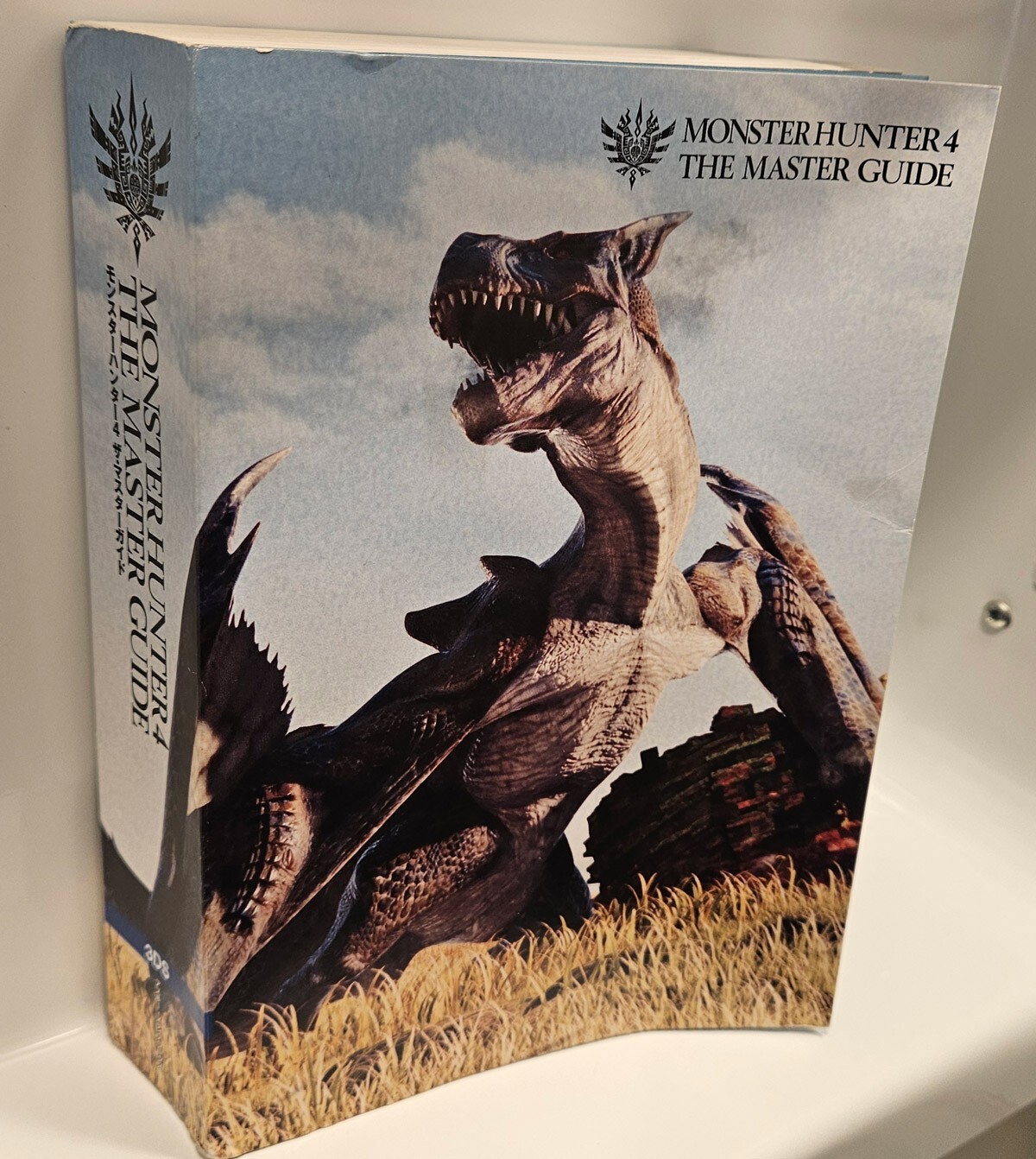 Monster Hunter 4 The Master Guide Book (Nintendo 3DS) – 943 pages w Cover Jacket