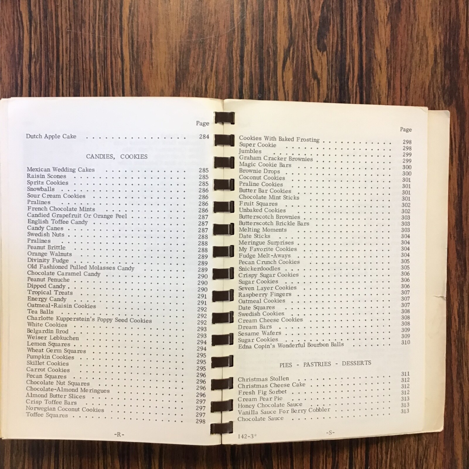 Tucson Arizona Symphony Women Association 1973 Cookbook. SEE index photos
