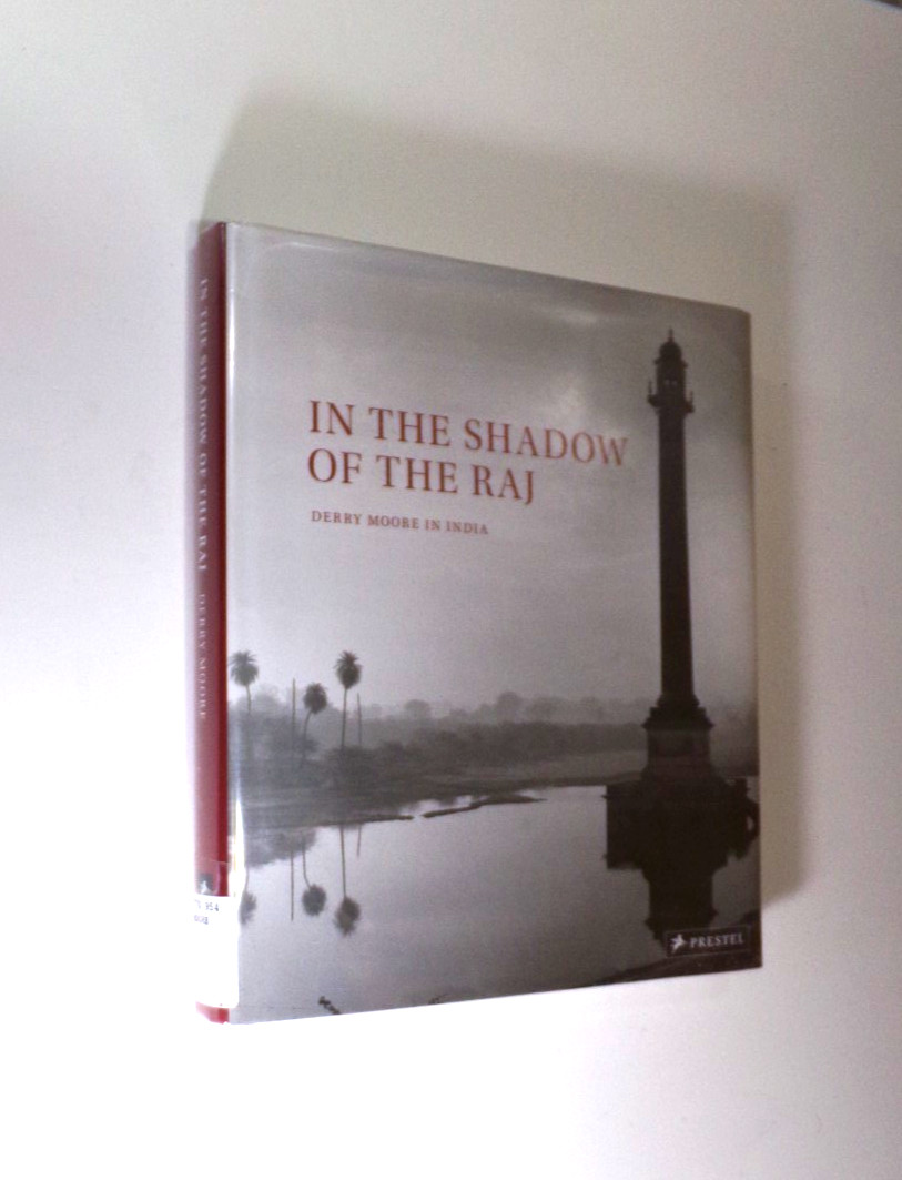 In the Shadow of the Raj: Derry Moore in India – Hardcover Tully, Mark – GOOD