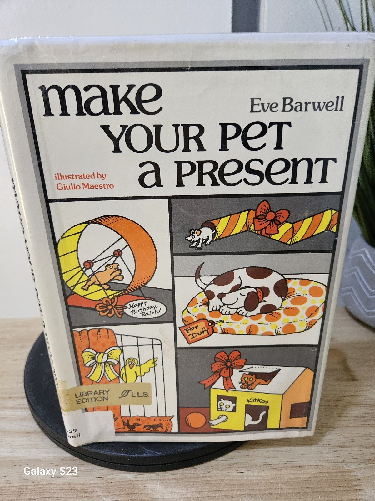 Make Your Pet A Present By Eve Barwell 1977 Hardcover Dust Jacket