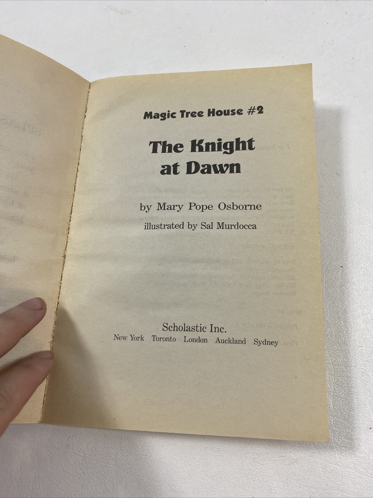 The Knight At Dawn #2 – Mary Pope Osborne (Paperback, 1995)