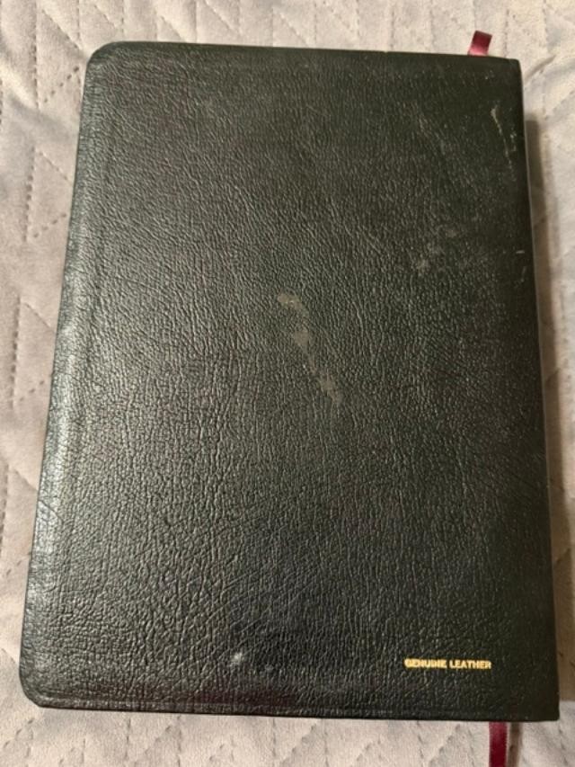 MacArthur Study Bible NKJV by John MacArthur 1997 Genuine Leather Black