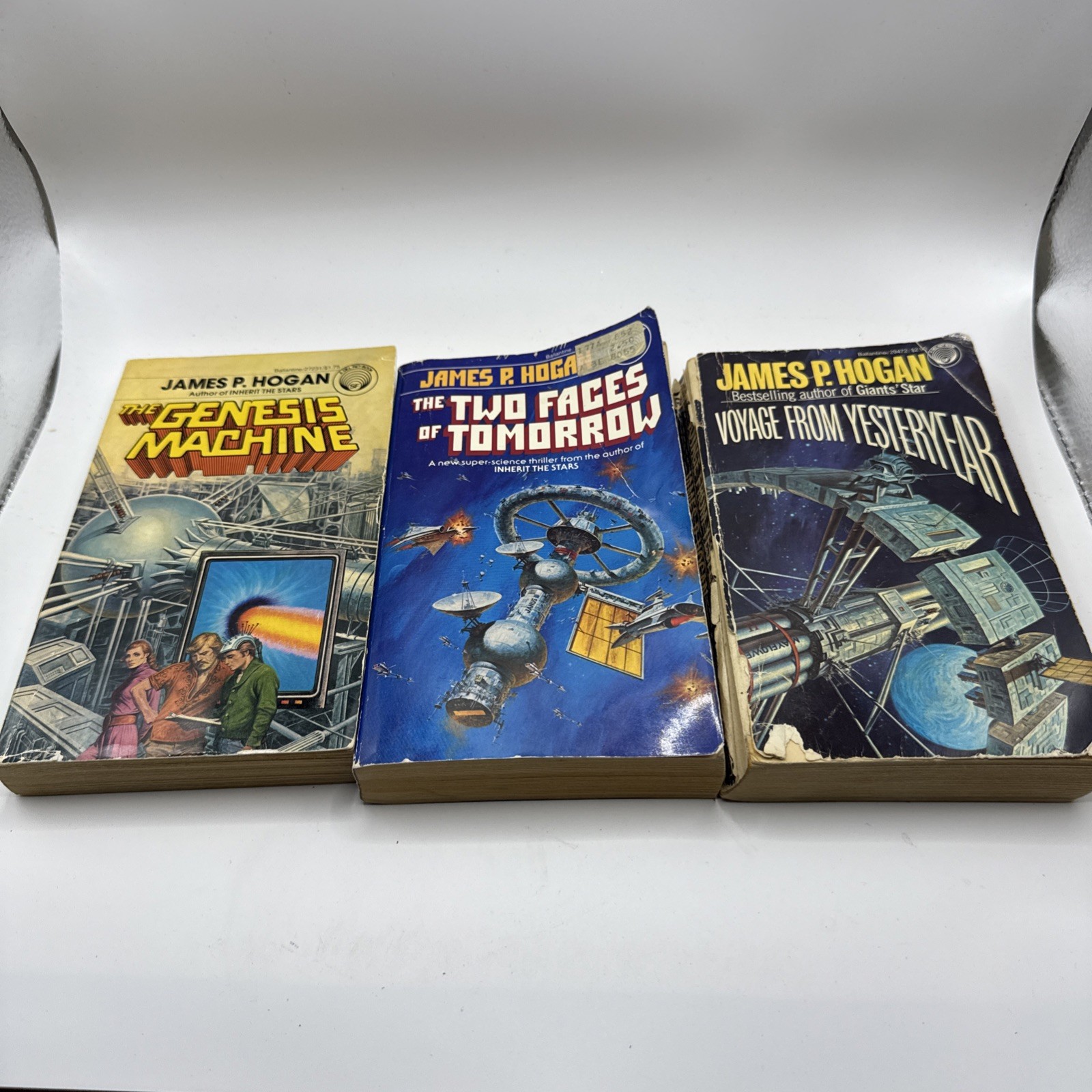 JAMES P. HOGAN Lot 8 Vtg Sci-Fic PB Novels INHERIT THE STARS & Various Others
