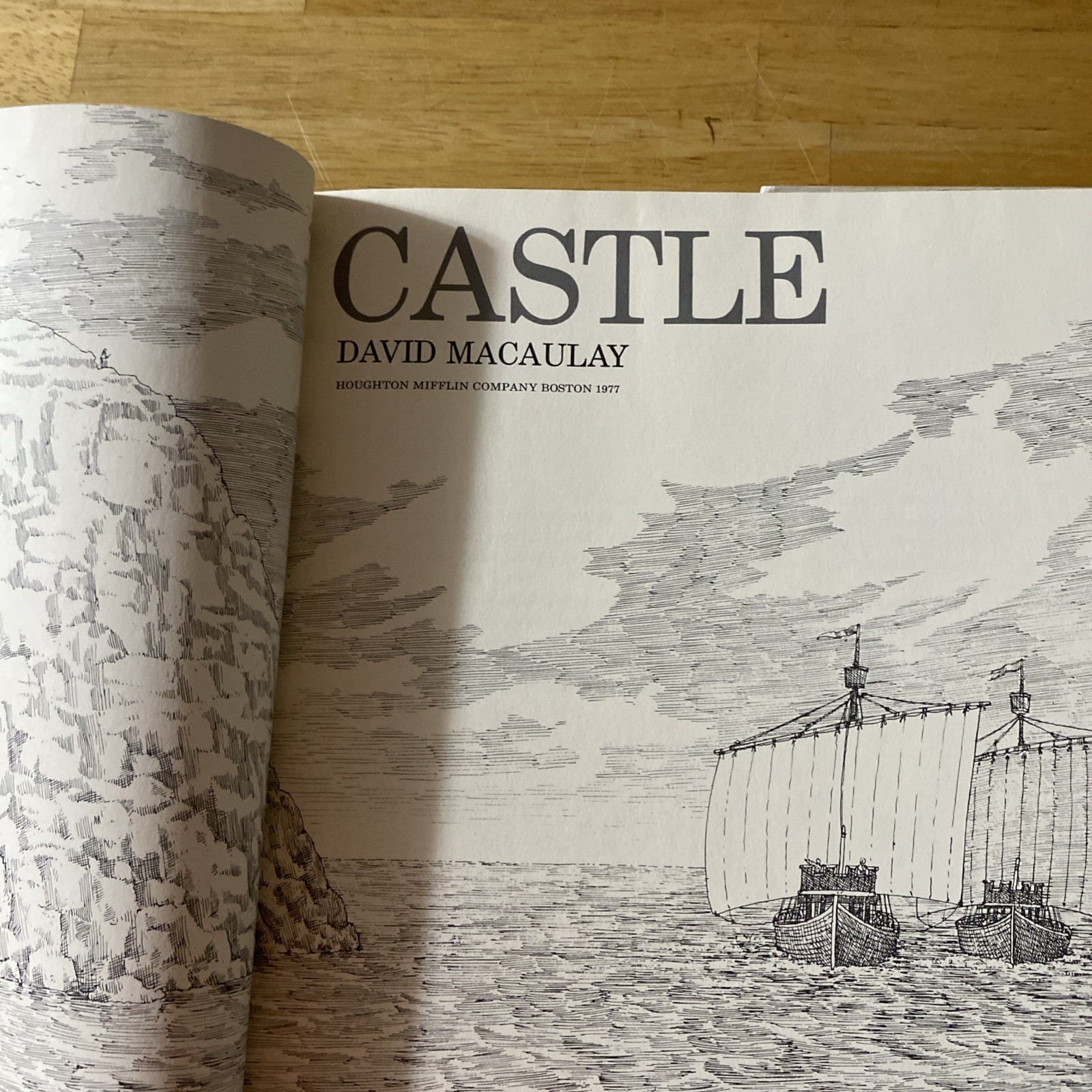 Castle David Macaulay Children’s HC Book Illustration Book DJ VG