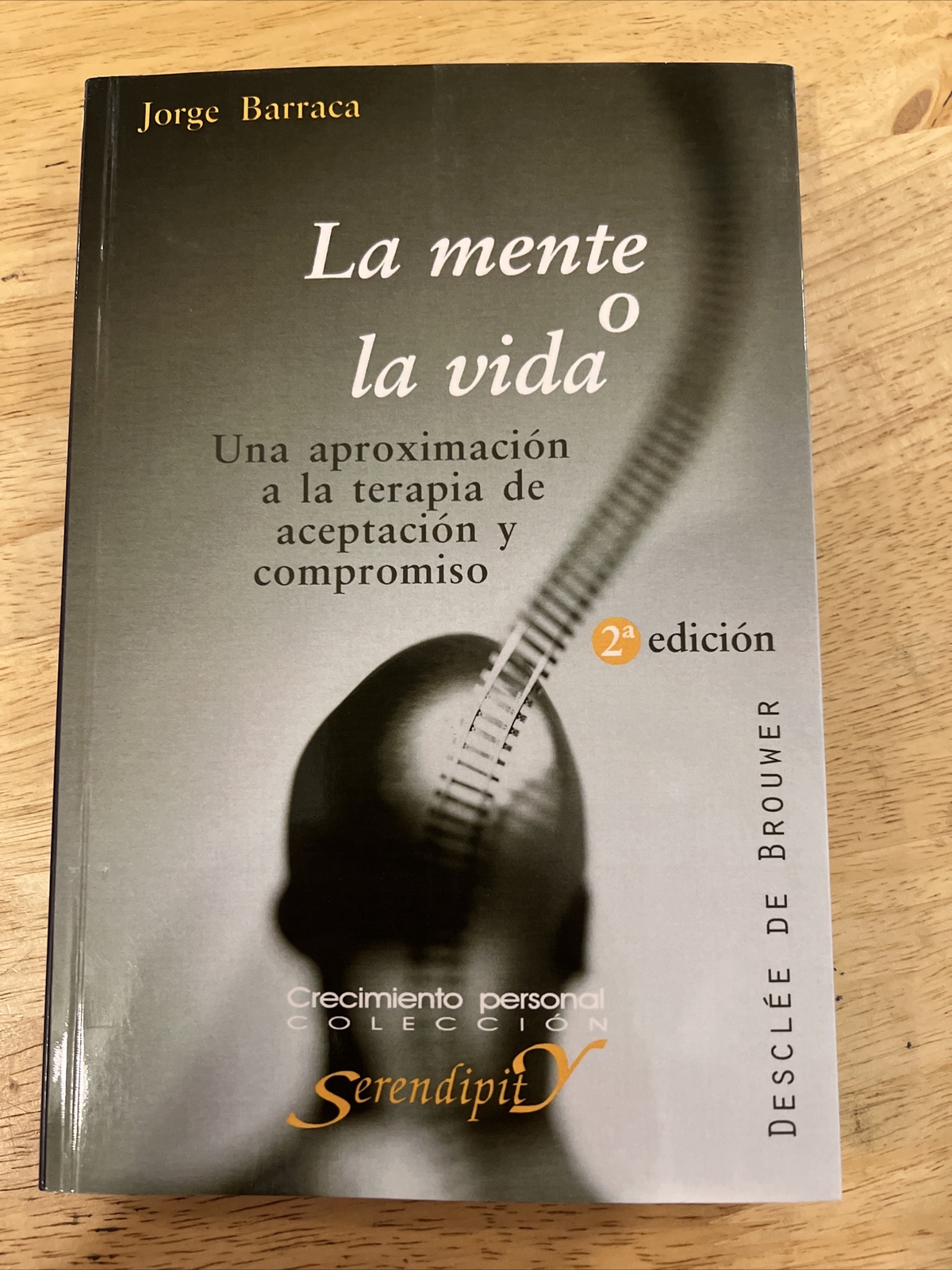 LA MENTE O LA VIDA. UNA APROXIMACION A LA TERAPIA DE By Jorge Barraca