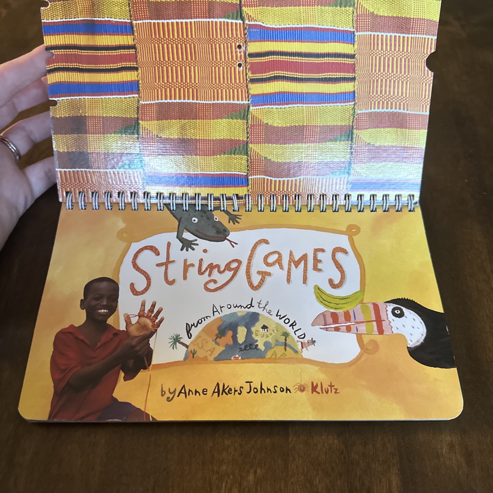 “String Games From Around The World” By Anne Akers Johnson – Klutz NO STRING