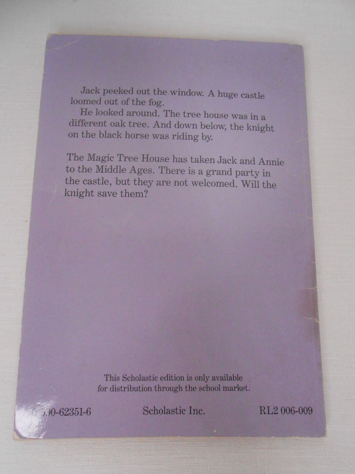 THE KNIGHT AT DAWN (MAGIC TREE HOUSE #2) MARY POPE OSBORNE SCHOLASTIC, INC. D1