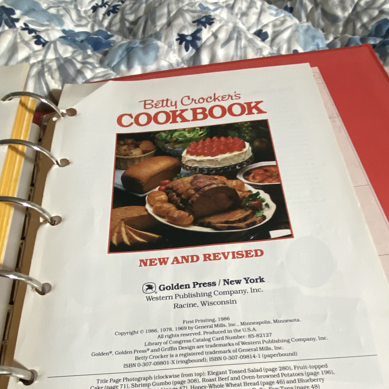 Betty Crocker Betty Crocker’s Cookbook Ring Binder Ring/Wire Bound Golden