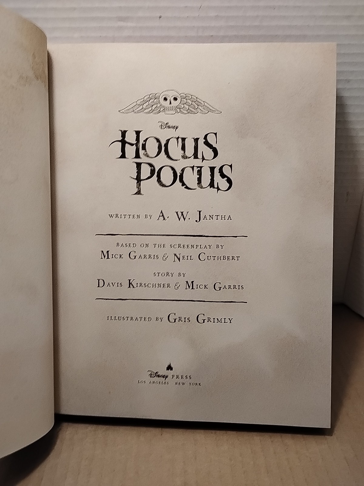 Hocus Pocus : Illustrated by Gris Grimly – 2022 – 1st Edition 1st Printing HCDJ