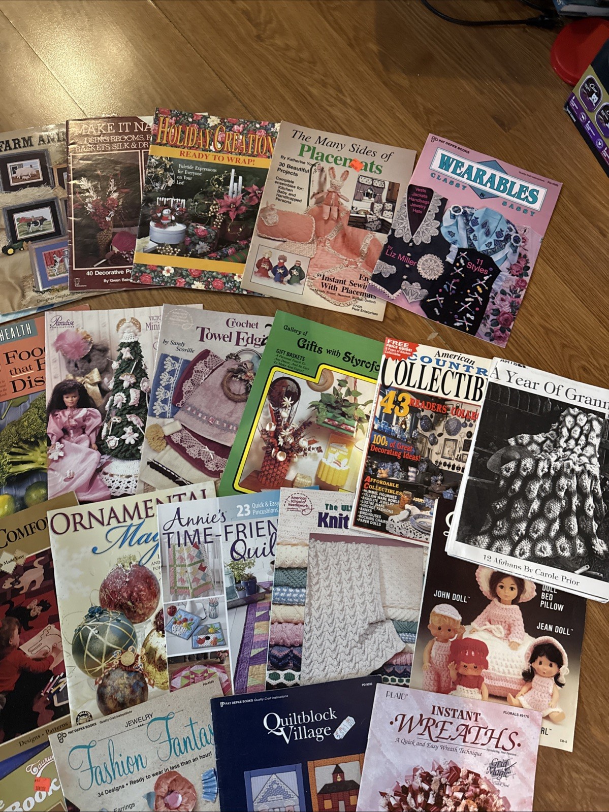 Huge Lot of 41 Arts & Craft Leaflets/Booklets/Mixed Variety of Crafting & Stitch