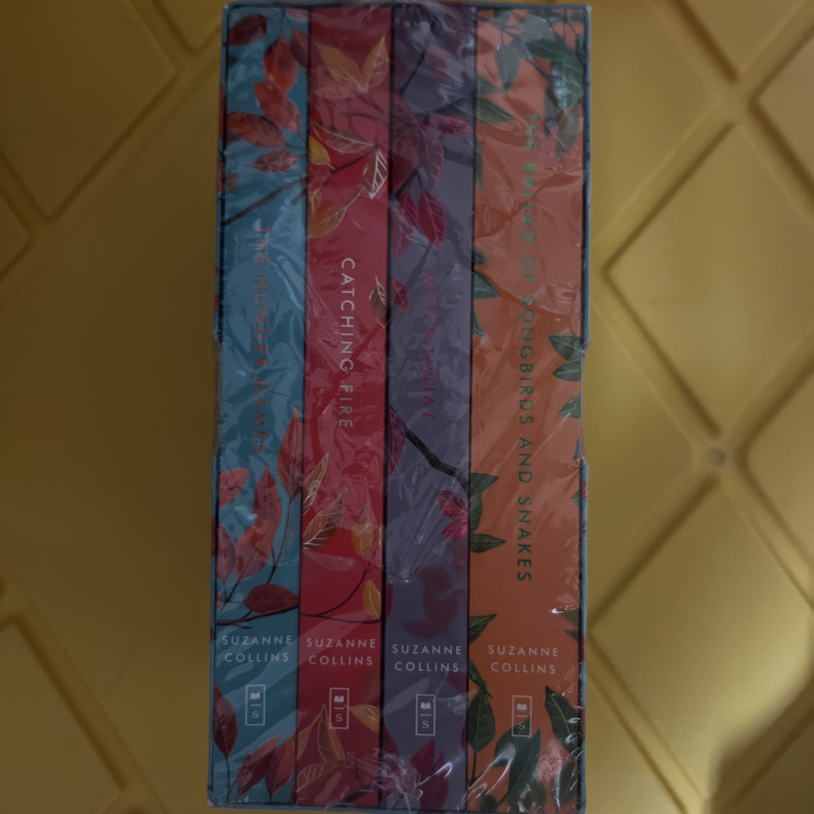 Hunger Games Box Set (Deluxe Edition with Stenciled Edges) by Suzanne Collins…