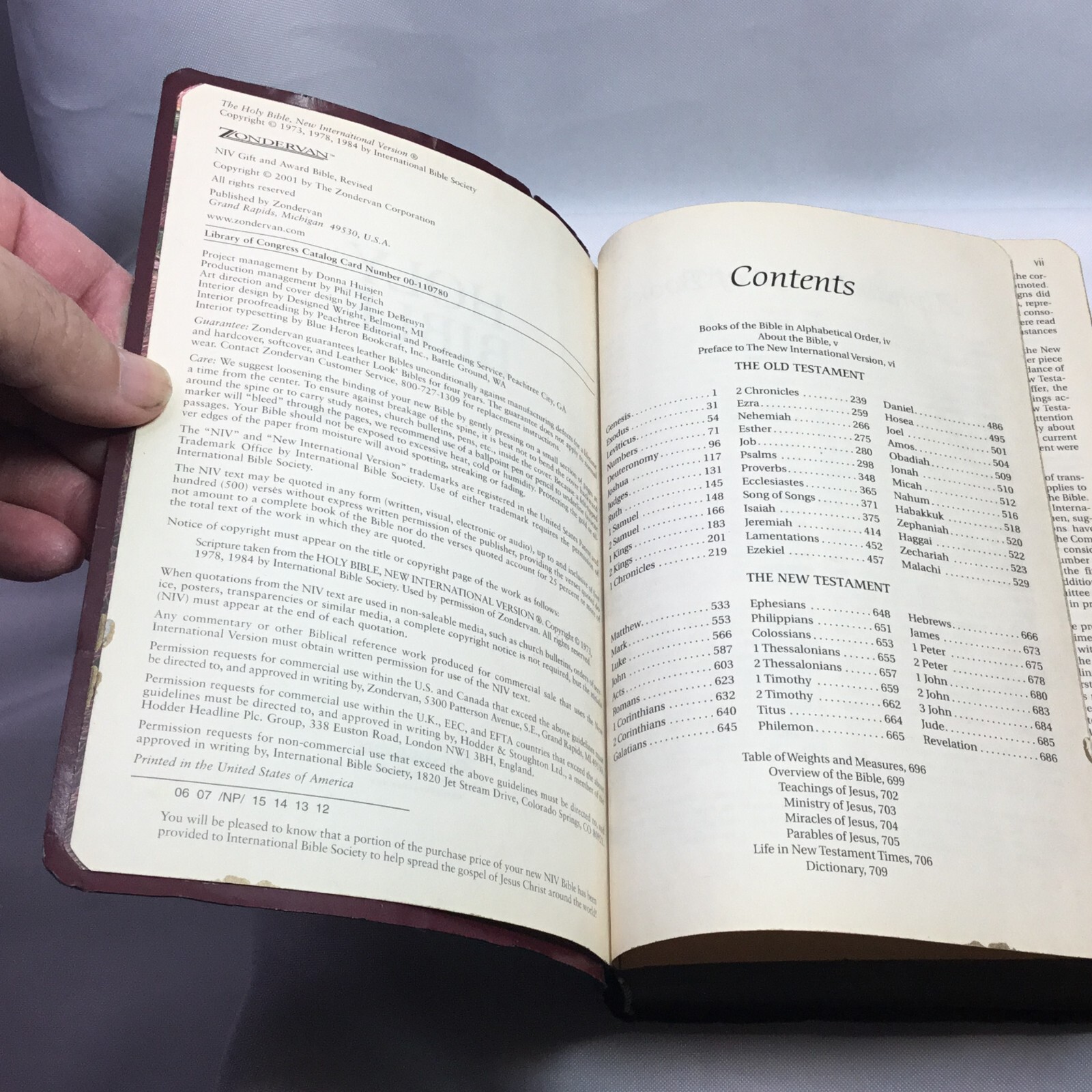 KJV Holy Bible: Gift and Award, Black Leather-Look, Red Letter 2001