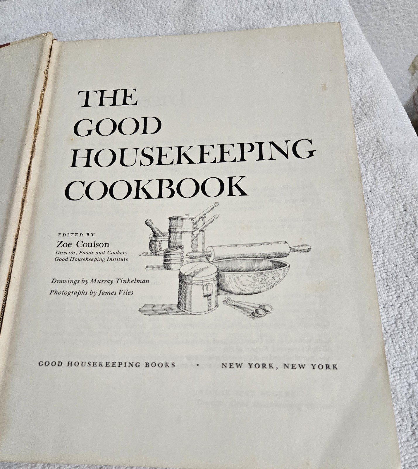 Vintage “The Good Housekeeping Cookbook’ 1973 Hardcover, 800 Pages