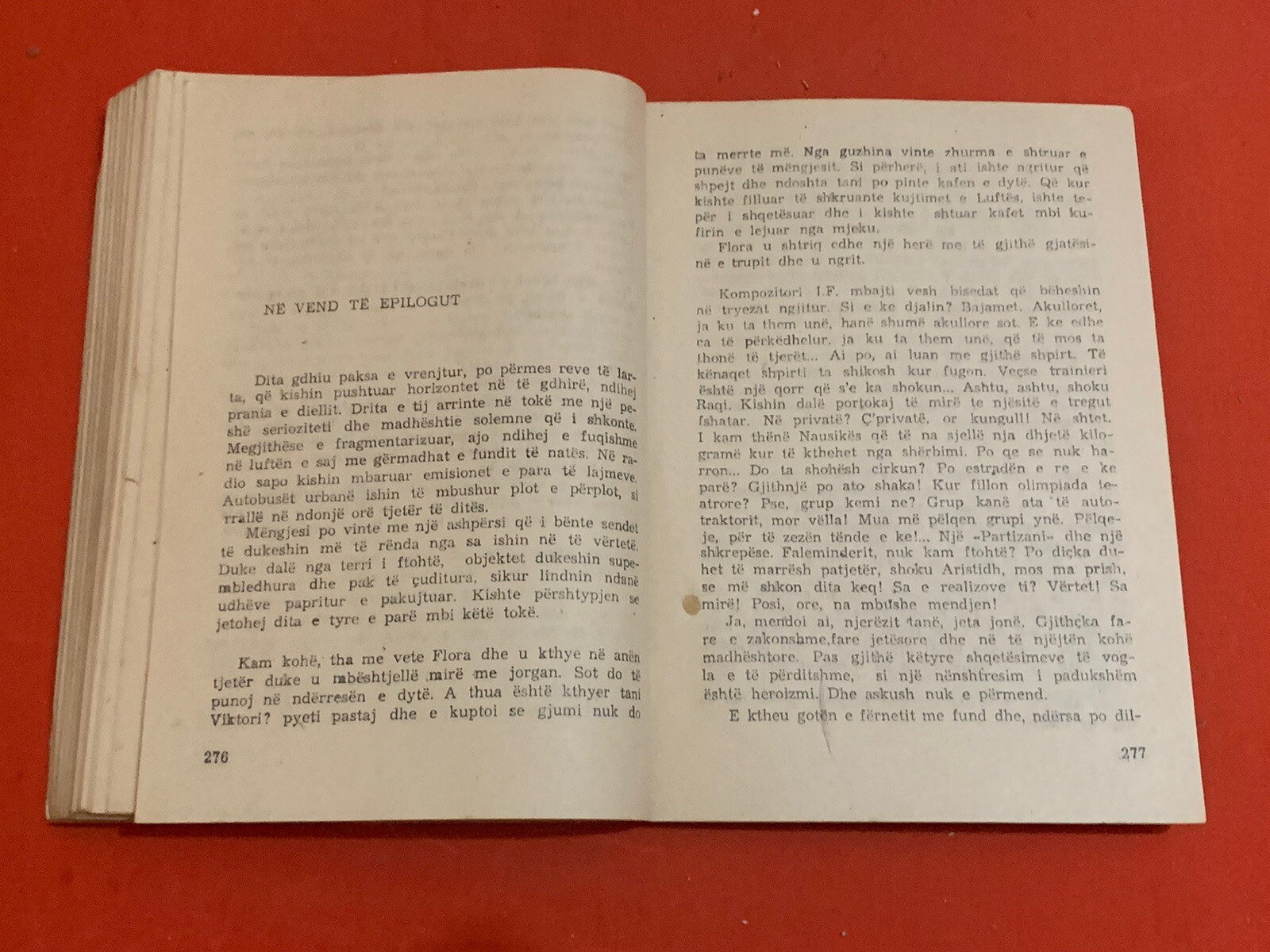 OLD ALBANIAN BOOK-NOVELE-DY KRONIKA PER NJE VRASJE-AGIM ISAKU-1991-283 pages