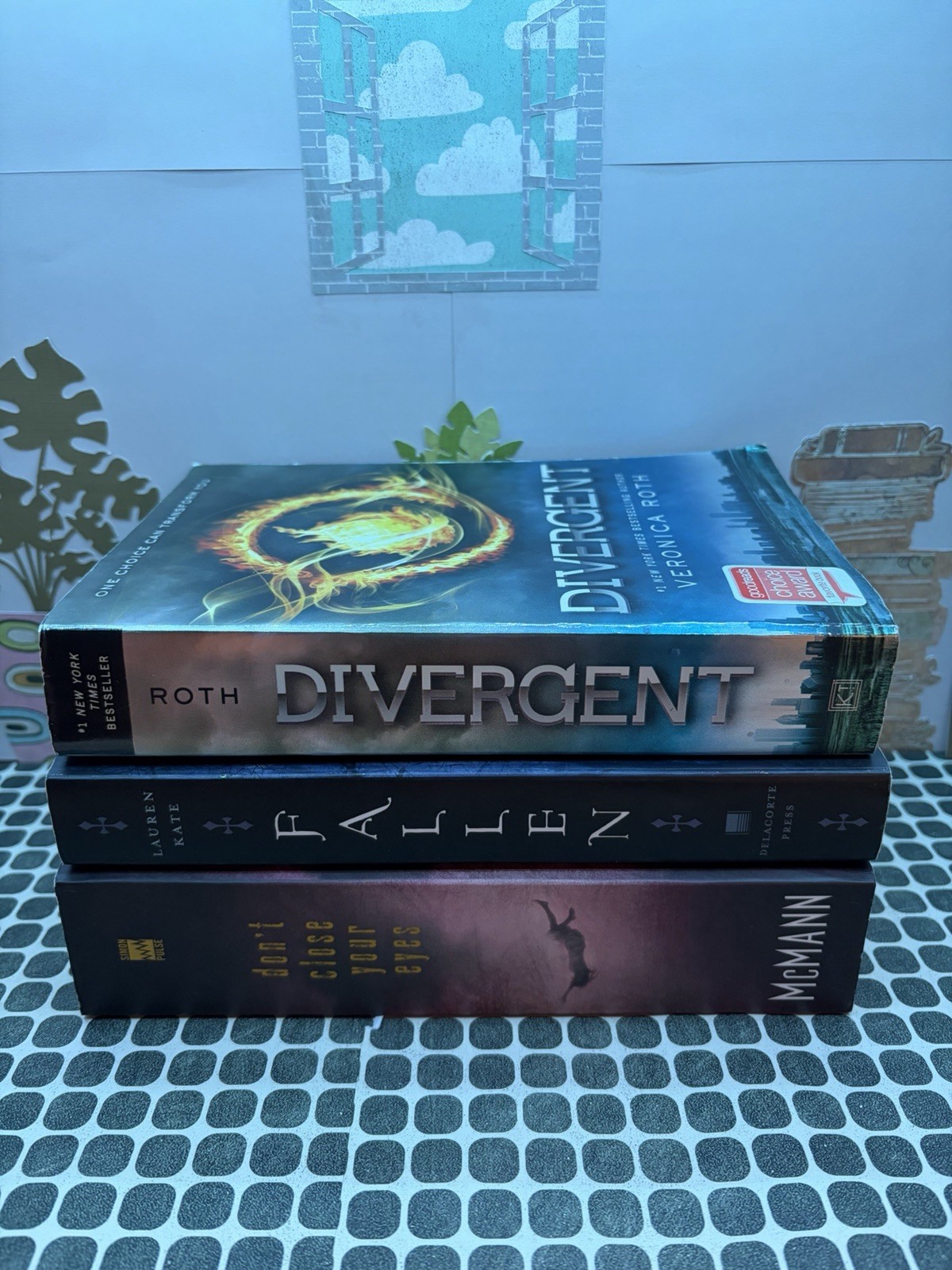 3 Young Adult Dystopian Fiction Paperback Books Veronica Roth, Kate, McMann