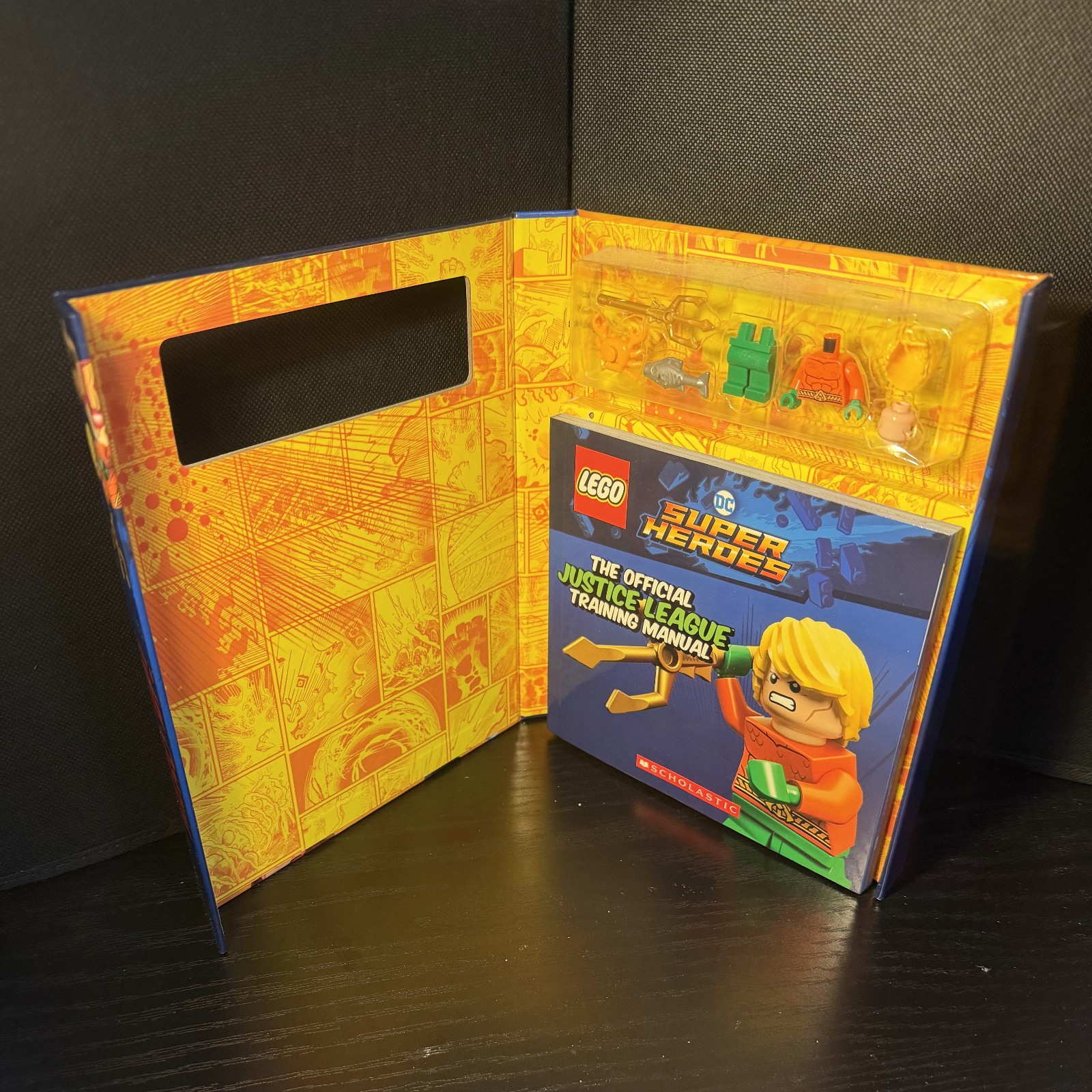 LEGO DC Super Heroes Justice League Training Manual w/ Aquaman Minifigure