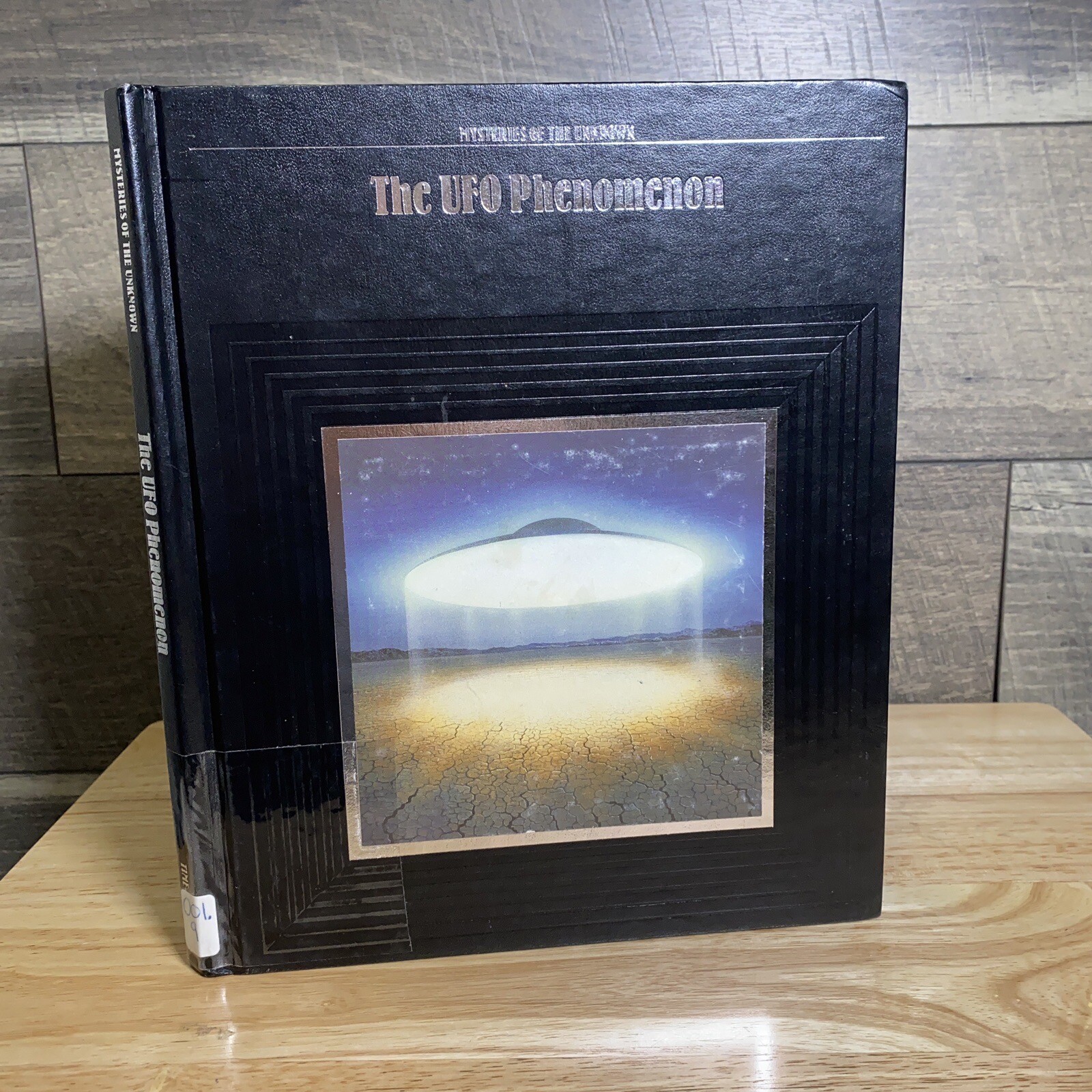 The UFO Phenomenon (Mysteries of the Unknown) – Hardcover Sci Fi Aliens