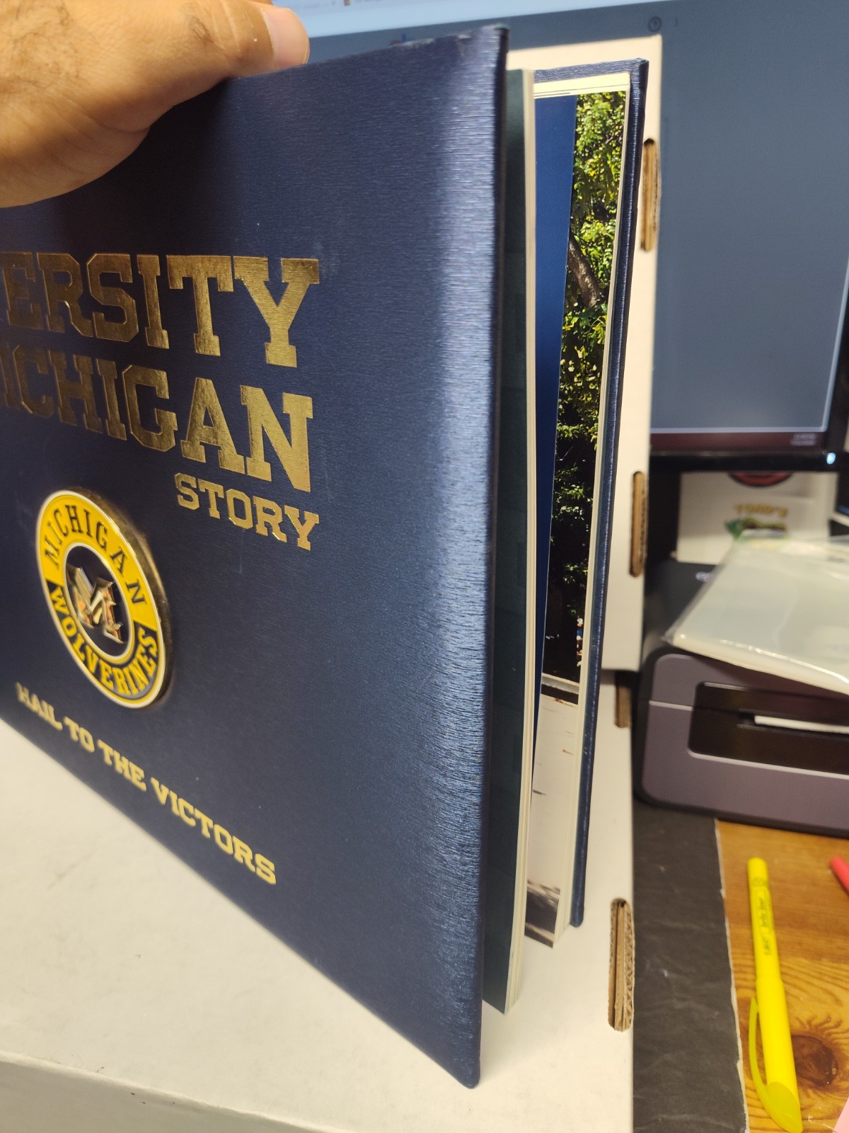 🏈The University of Michigan Wolverines Story HAIL TO THE VICTORS Hardcover Book