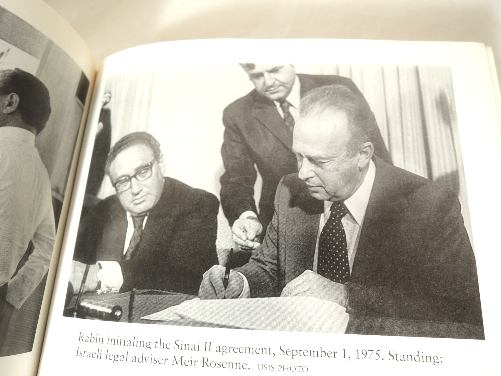 Years of Renewal Memoirs Signed by Henry Kissinger Hardcover Dust Jacket Illust.
