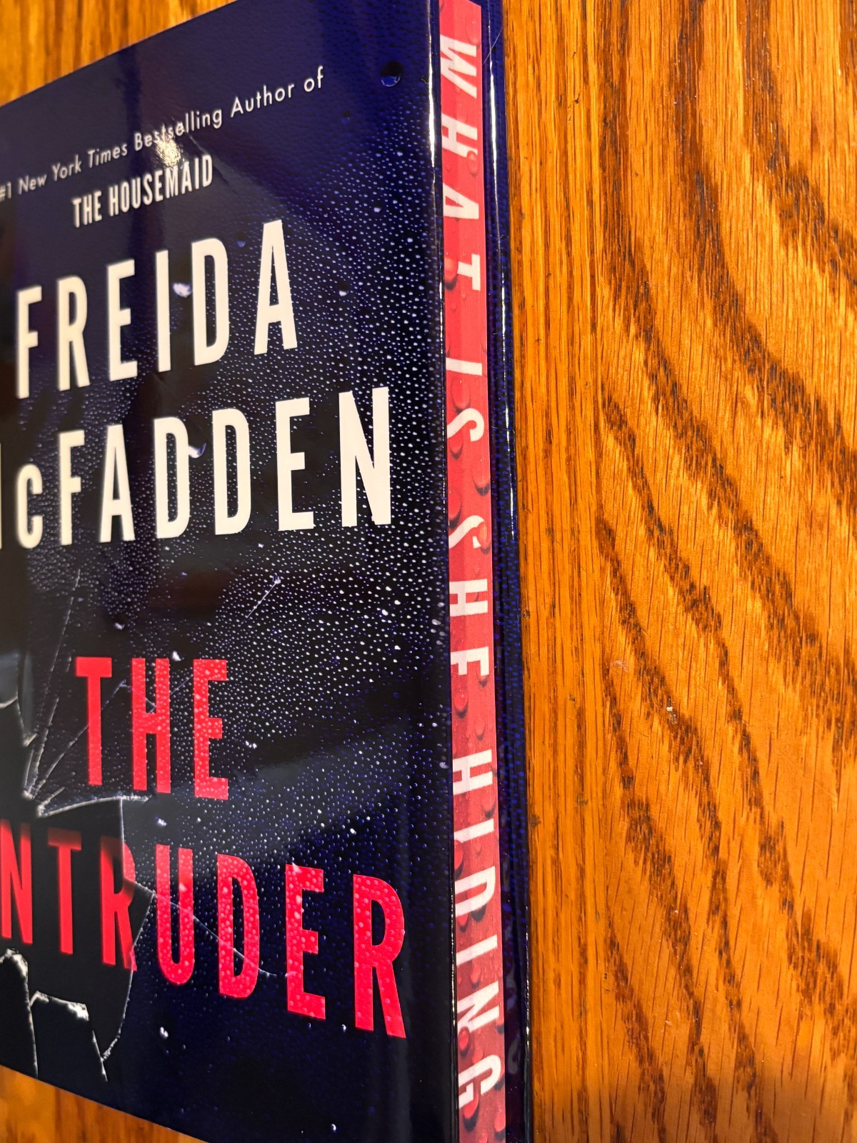 D-luxe hardcover edition THE INTRUDER Freida McFadden