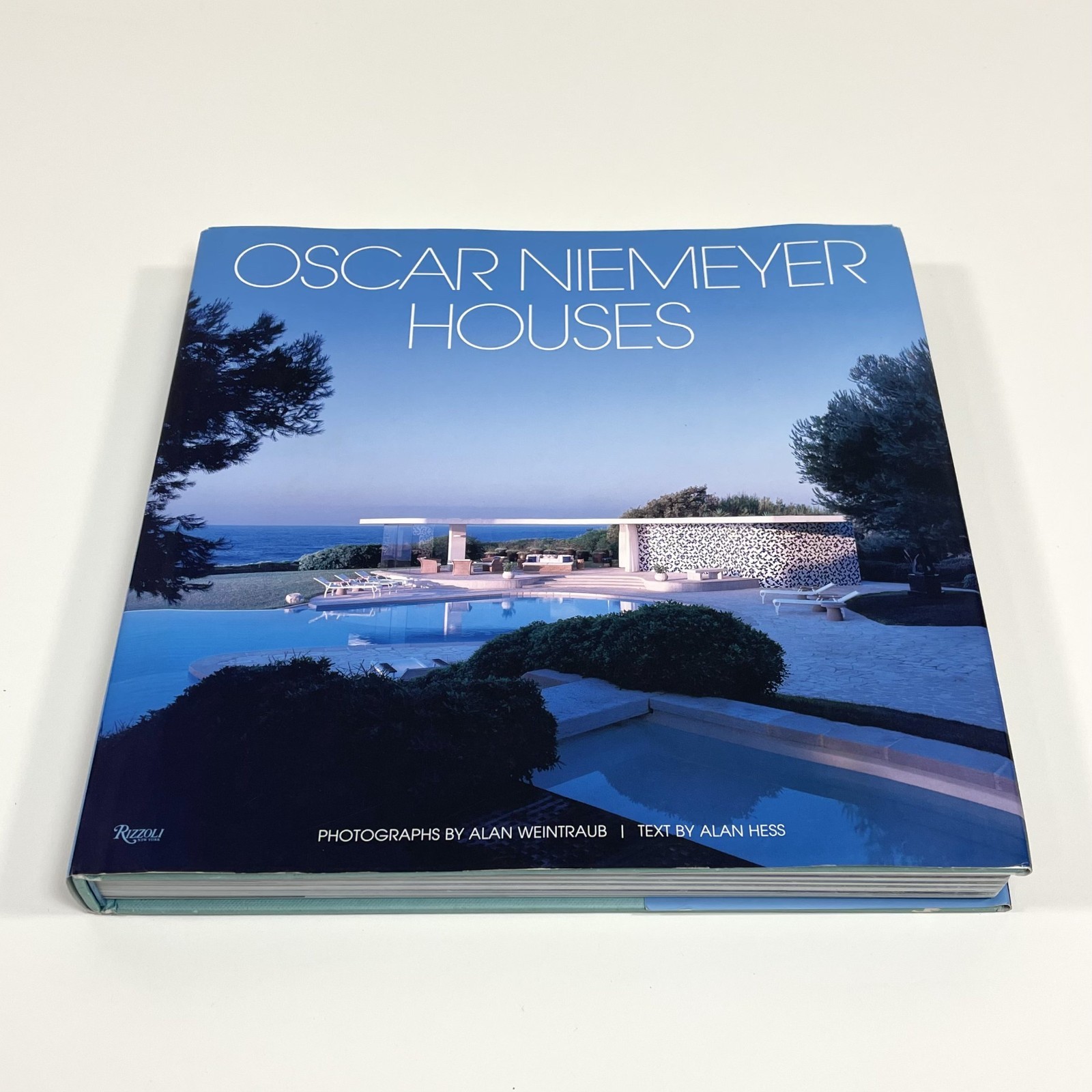 Oscar Niemeyer Houses By Alan Hess and Alan Weintraub Hardcover
