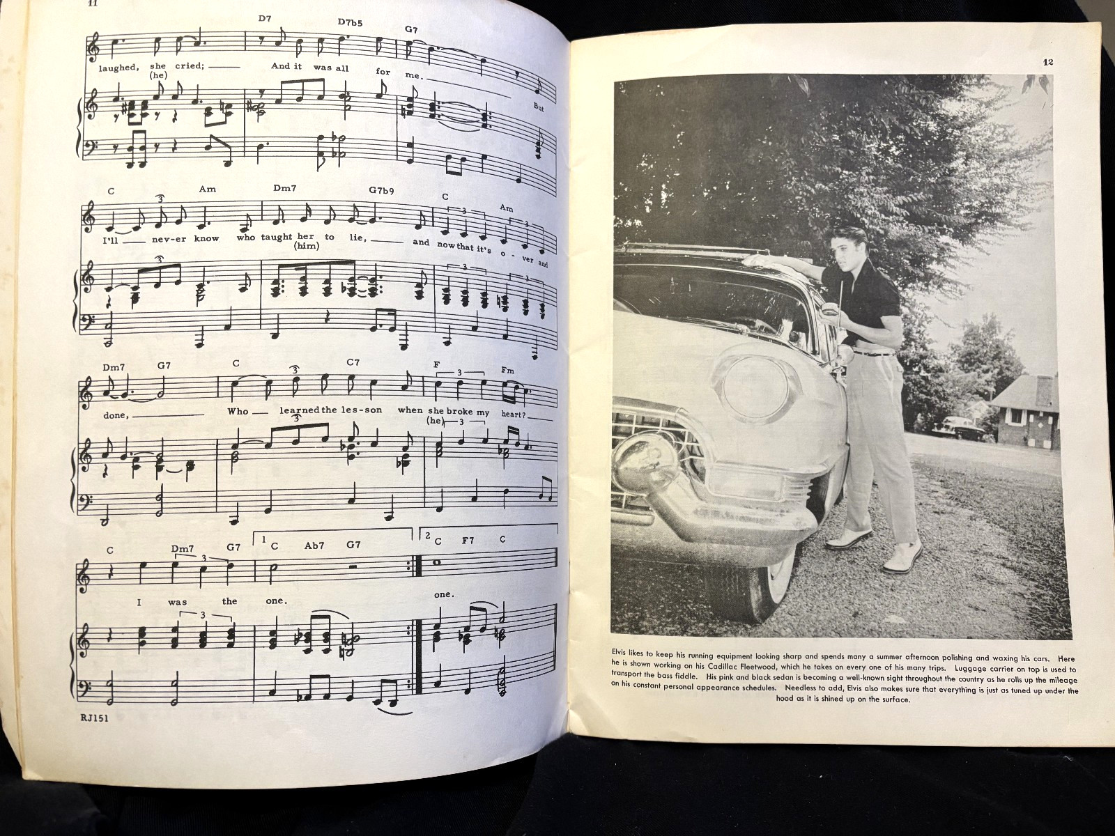 ELVIS PRESLEY JUKE BOX FAVORITES 35-PAGES WITH PHOTOS + SHEET MUSIC 1956