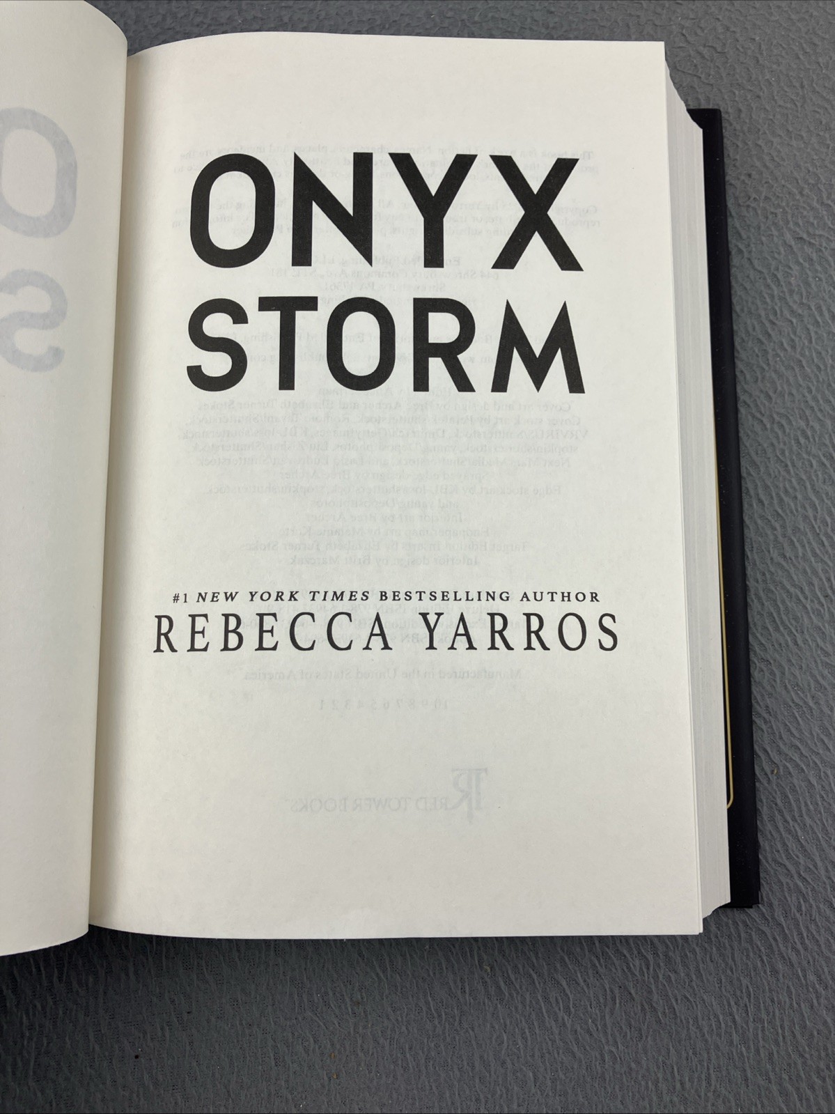 Onyx Storm (Standard Edition) Rebecca Yarros (2025, Hardcover) -1st Edition