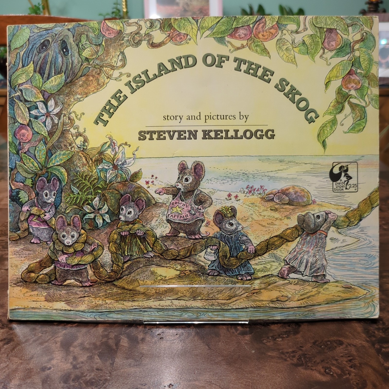 The Orchard Cat/The Island of the Skog Steven Kellogg – 2 Paperbacks, 1 *Signed*