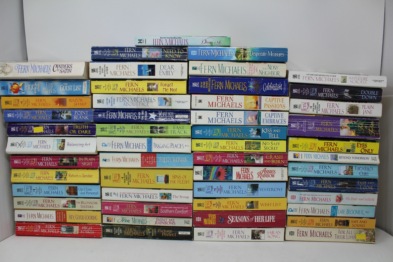 Lot of 10 Fern Michaels Paperback Books Random Mix – Free Shipping