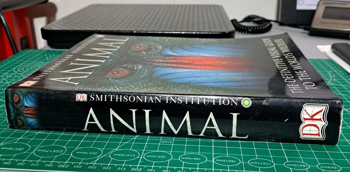 Smithsonian Institution Animal – Visual Guide to Wildlife Educational Book