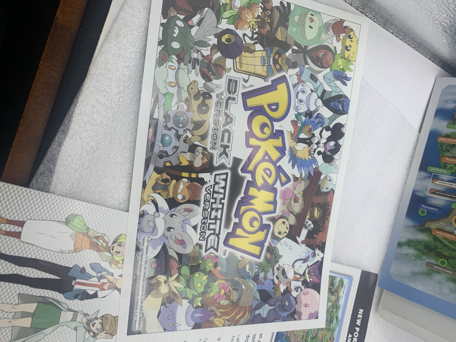 Pokémon Black & White Collectors Ed Hardcover Strategy Guide W lenticular Poster