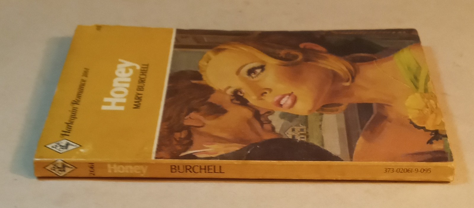 Vgt Harlequin Romance. (1977) “Honey” #2061. Mary Burcell. 164 Pages