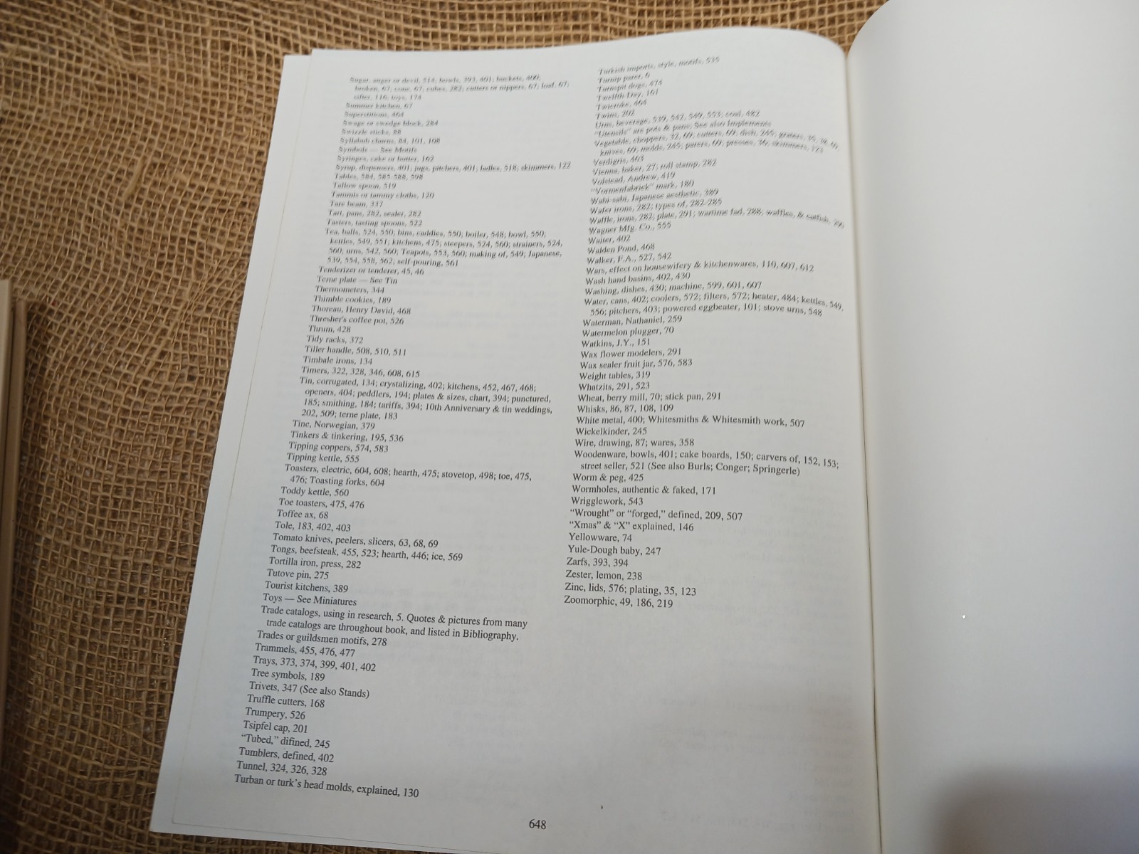 300 Years of Kitchen Collectibles : Identification and Value Guide; 4th ed.’ PB