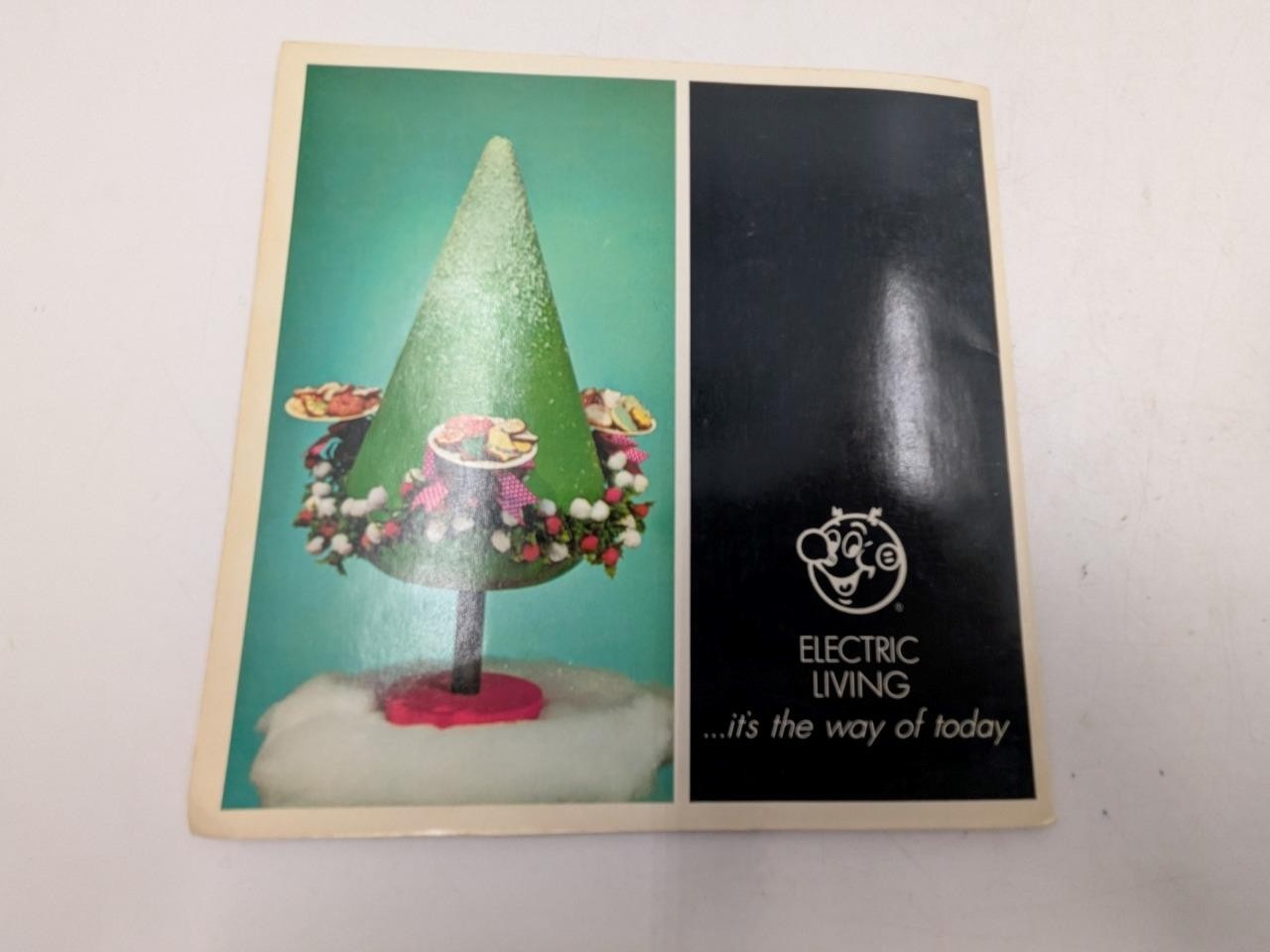 1968 WE Energies Cookie Book Wisconsin Electric Christmas Cooky Recipe Book B