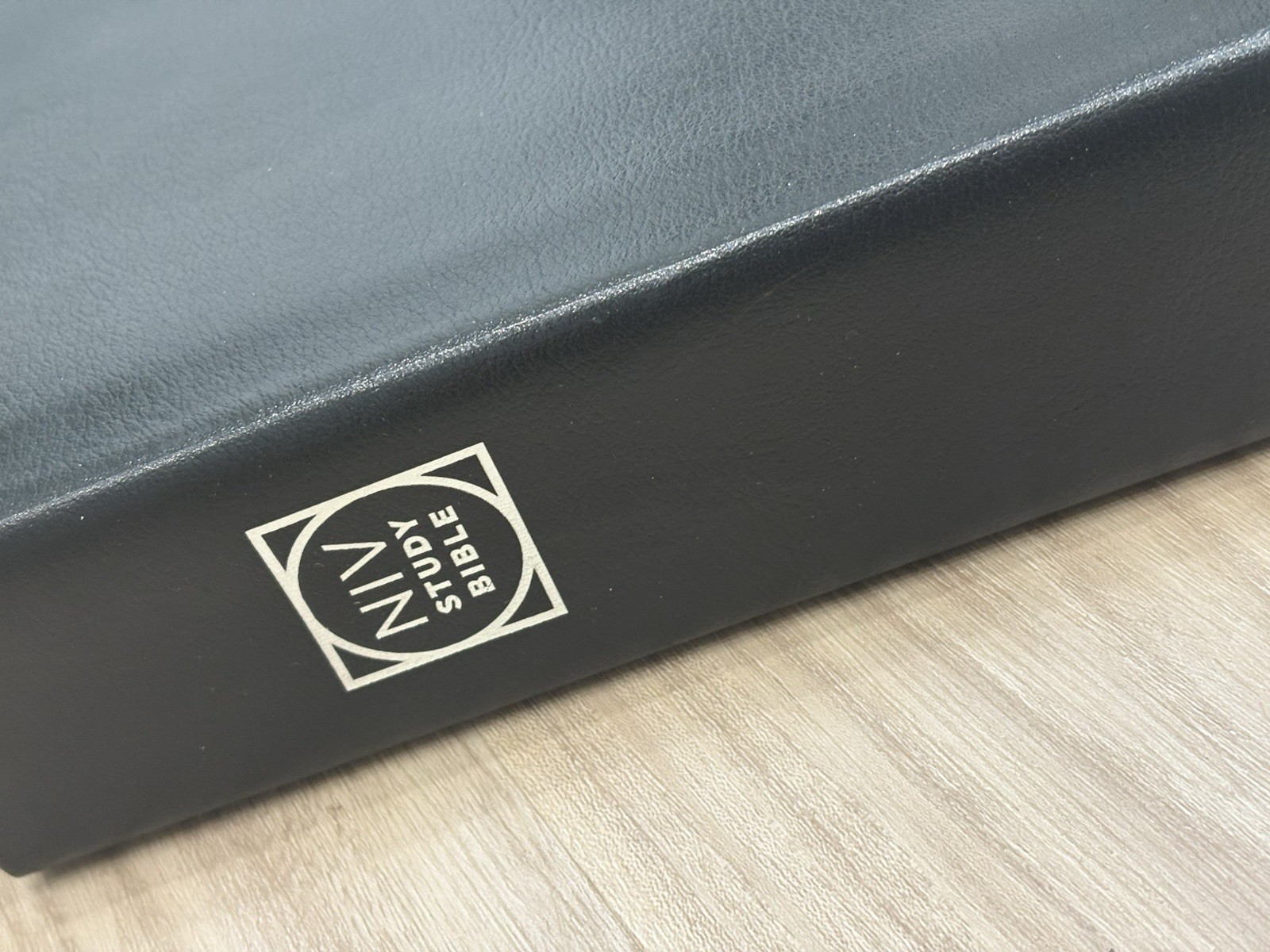 NIV New International Version Study Bible Black Leather Zondervan 2020
