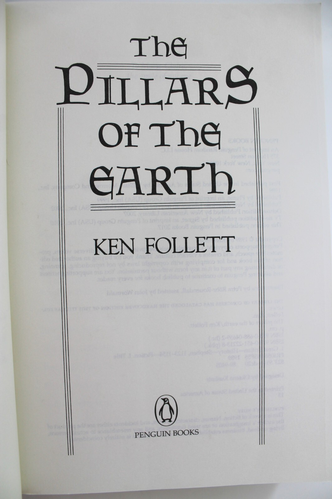 The Pillars of the Earth: A Novel Ken Follett 2017 Kingsbridge Series Paperback