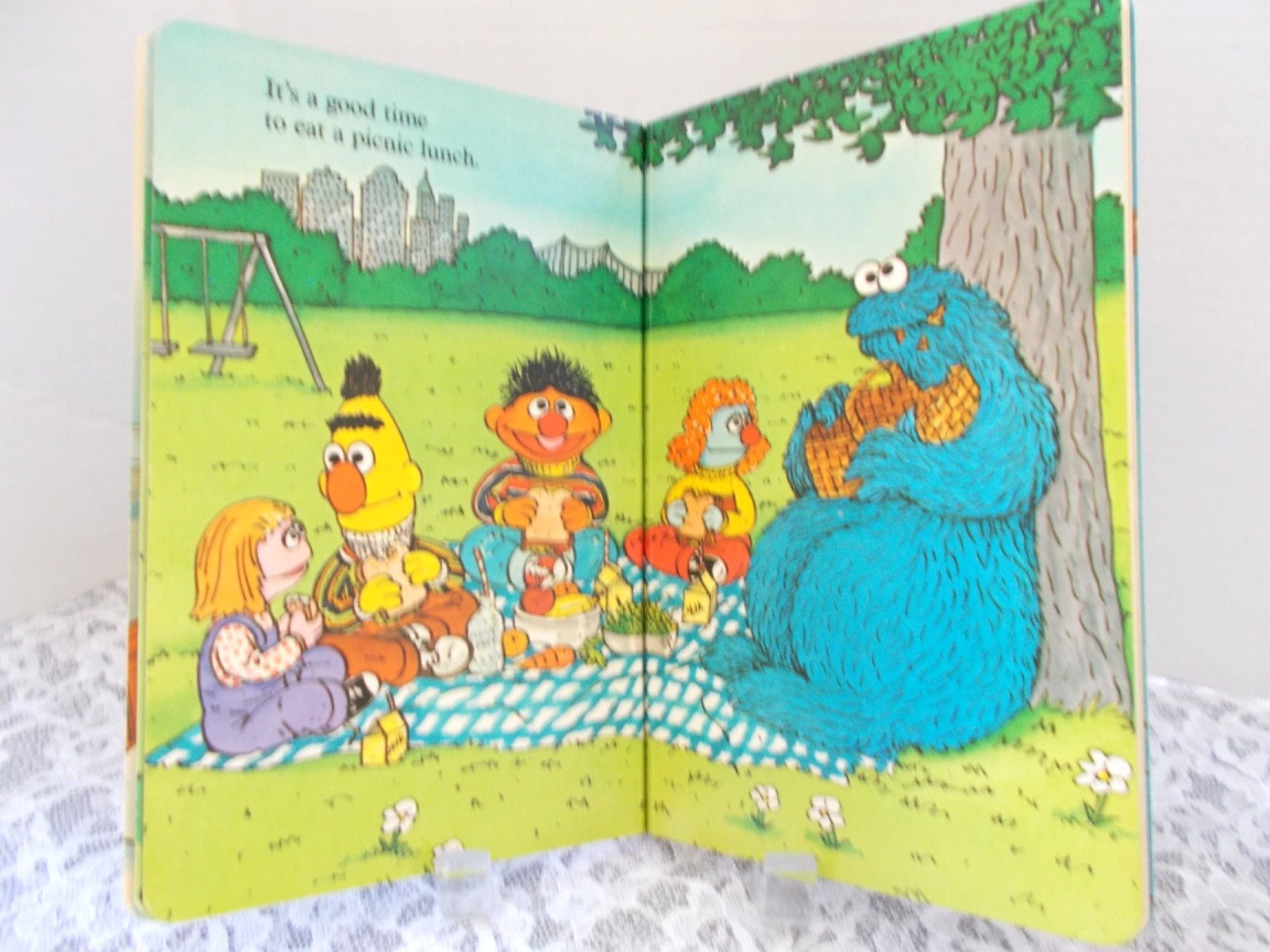 1982 Golden Boardbook CTW Sesame Street “Cookie Monster’s Good Time To Eat!’