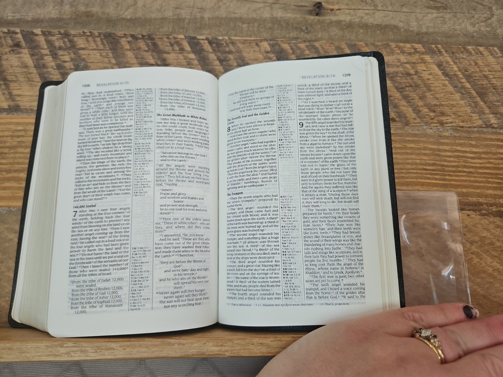 Classic 1984 NIV Compact Reference Bible in Black Bonded Leather Red Letter VG