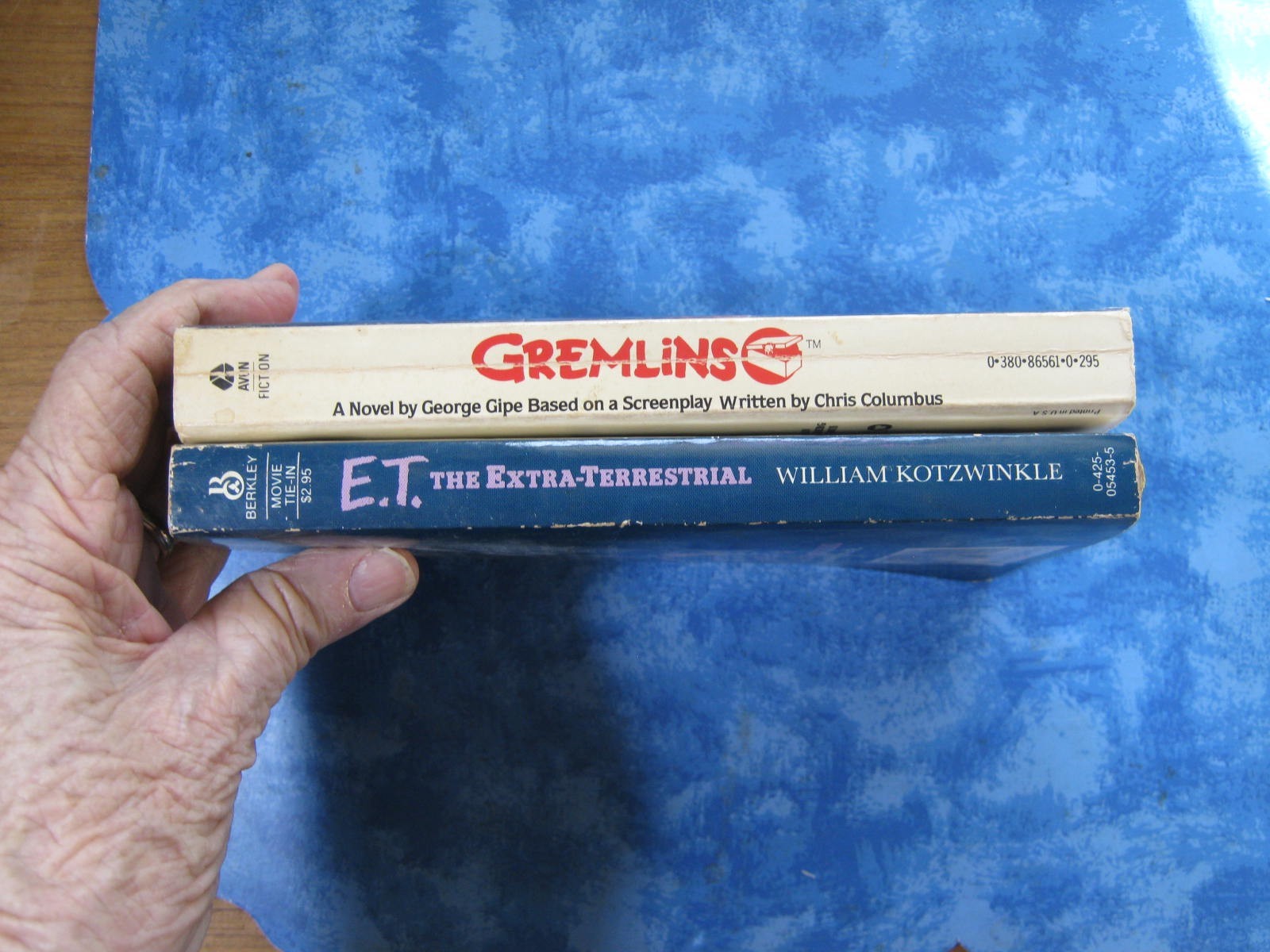 LOT OF 2 STEVEN SPIELBERG PB Gremlins & E.T. The Extra-Terrestrial VGC