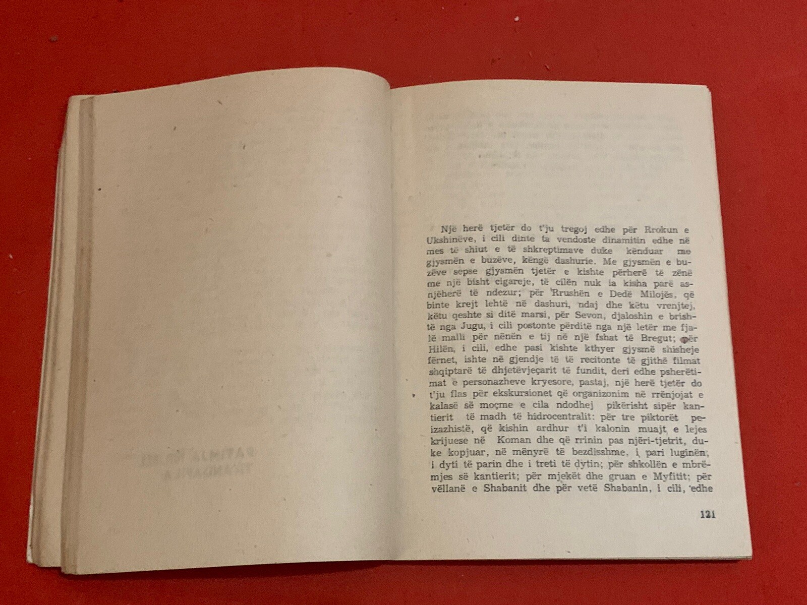 OLD ALBANIAN BOOK-NOVELE-DY KRONIKA PER NJE VRASJE-AGIM ISAKU-1991-283 pages