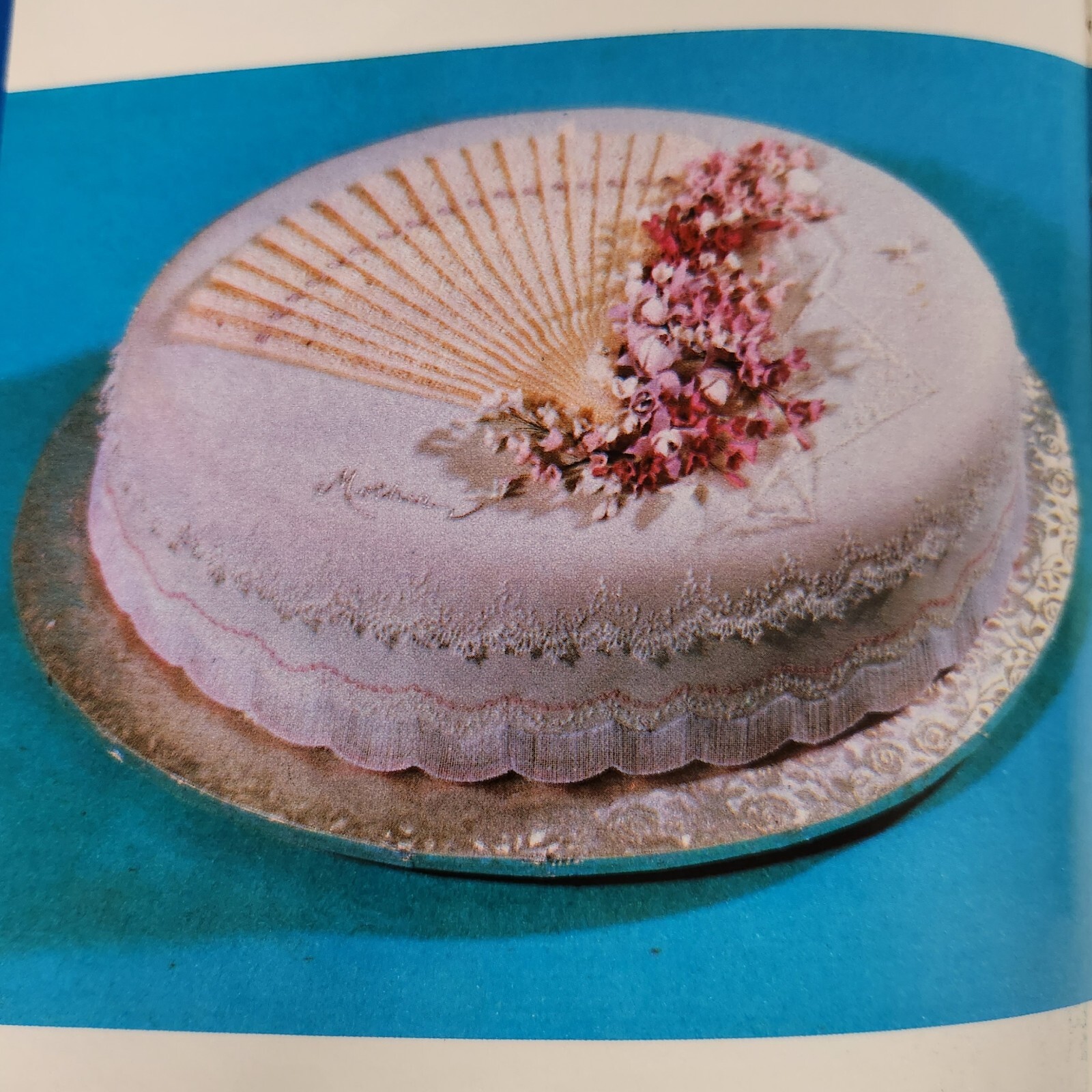 DISCOVERING CAKE DECORATING By Bernice Vercoe – Hardcover 1974 136 pages