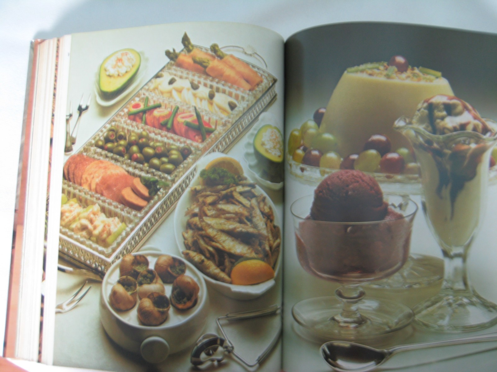 Vintage Cookbook the complete Cookery encyclopedia 456 pages England 1964