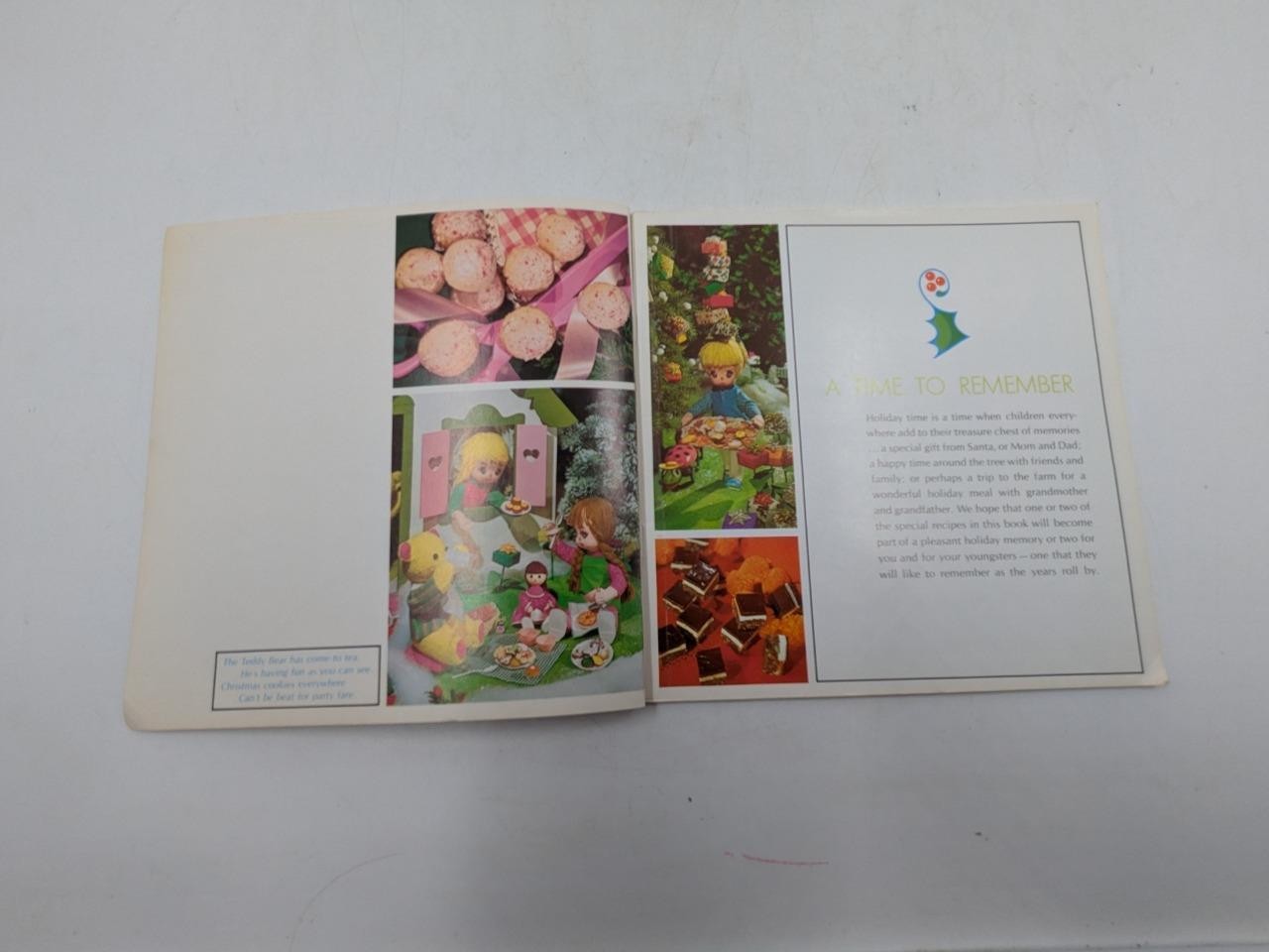 1968 WE Energies Cookie Book Wisconsin Electric Christmas Cooky Recipe Book B