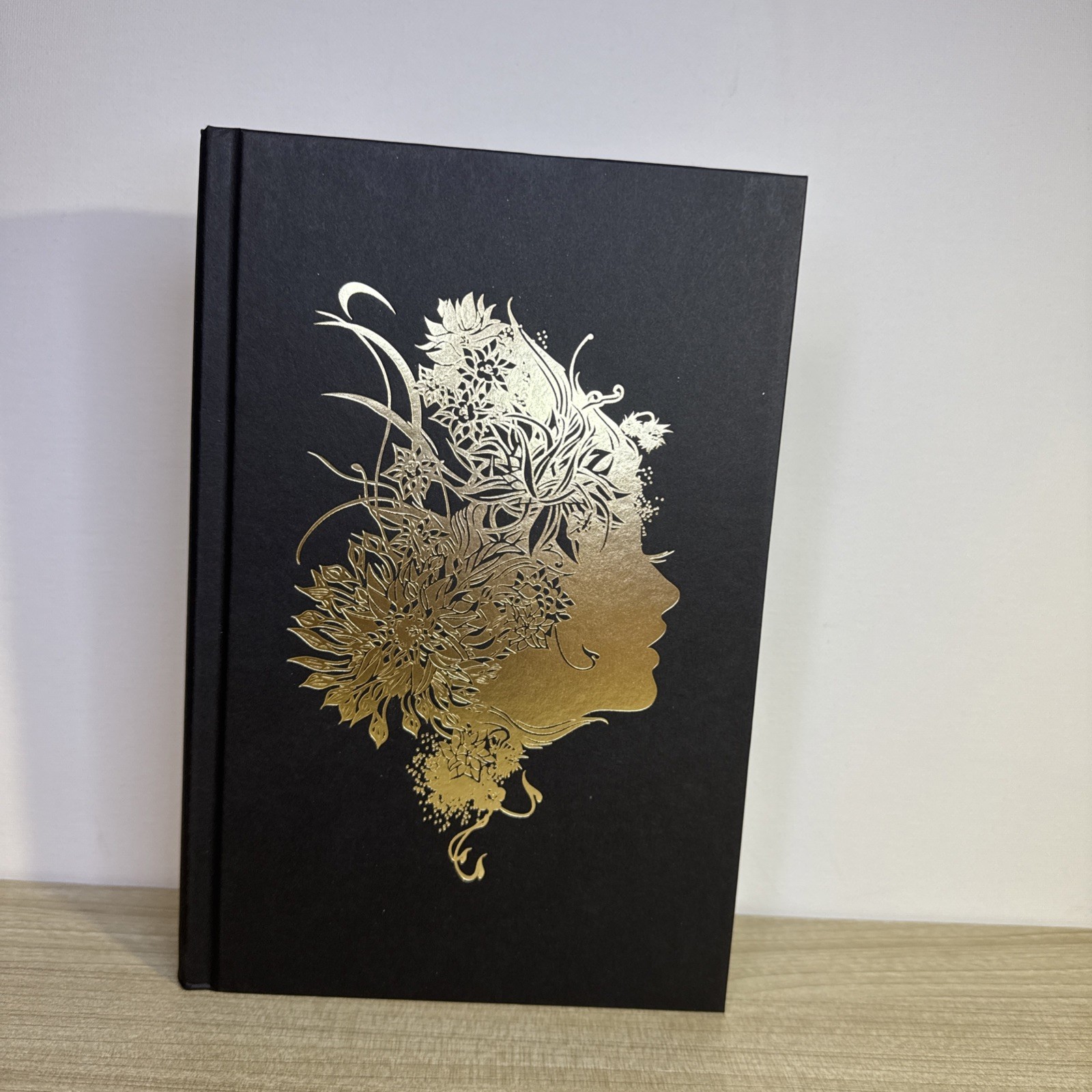 Shield of Sparrows Deluxe Special Ed. Devney Perry Sprayed Edges First Print 🔥