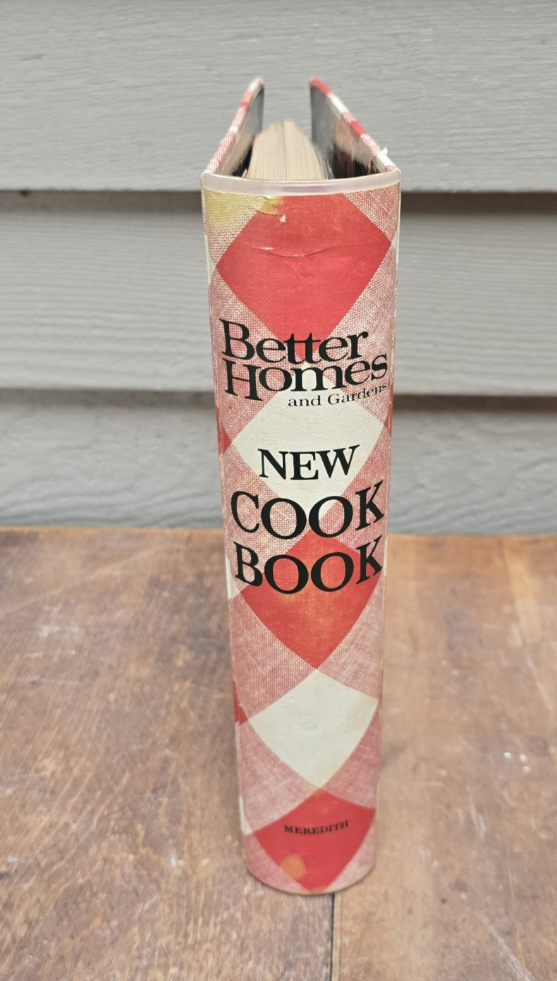 Vintage 1976 Better Homes and Gardens New Cookbook 5 Ring Binder (435 pages)